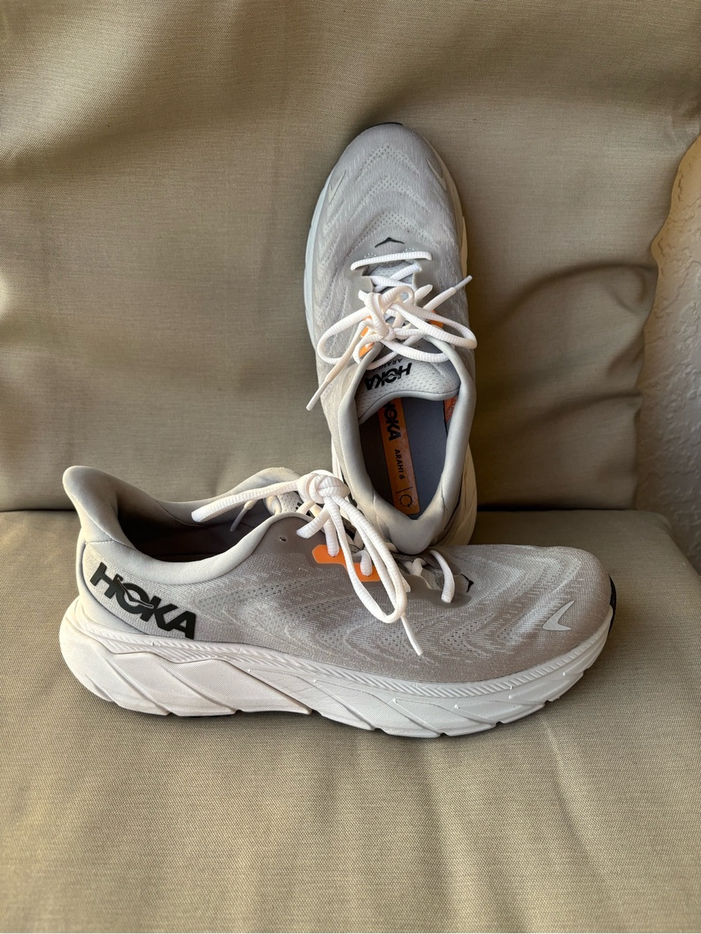 Hoka ARAHI 6 Running Sneakers in very good condition
